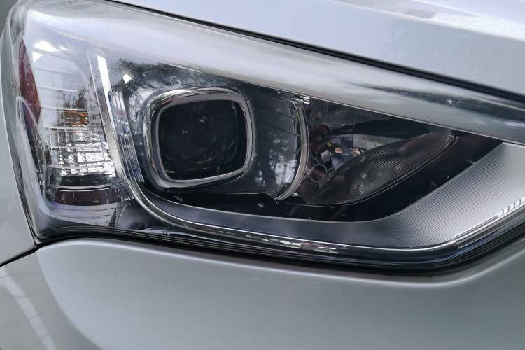 Used Hyundai Santa Fe 2015 2.4L Automatic Two-Wheel Drive Smart Version 5 Seats Right Front Headlight