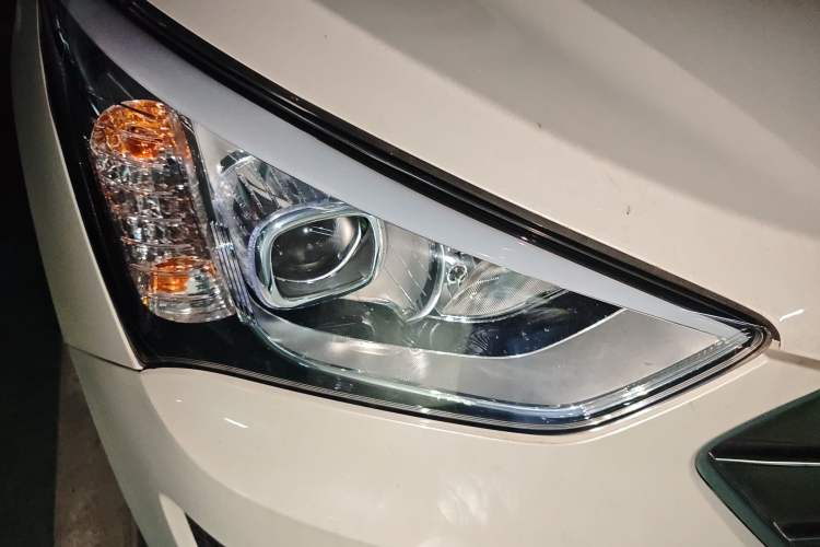Used Hyundai Santa Fe 2015 2.0T Automatic Two-Wheel Drive Smart Version 5 Seats Right Front Headlight