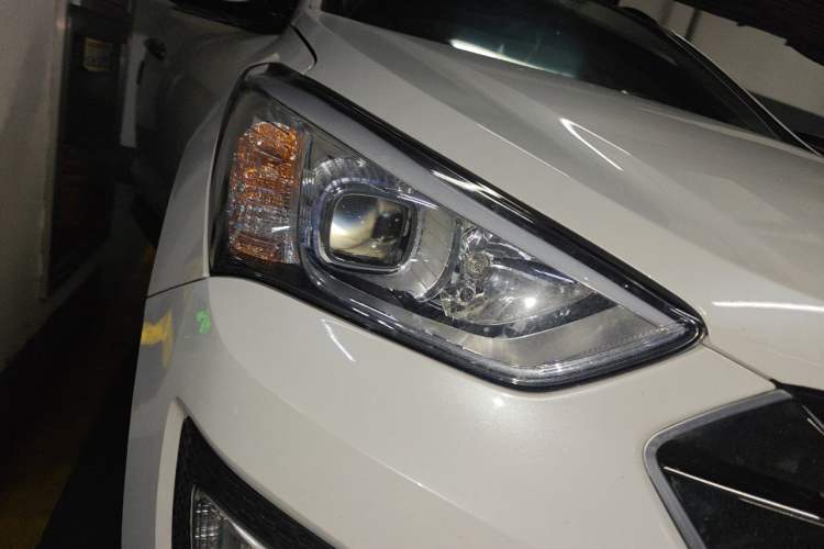 Used Hyundai Santa Fe 2015 2.4L Automatic Two-Wheel Drive Smart Version 5 Seats Right Front Headlight