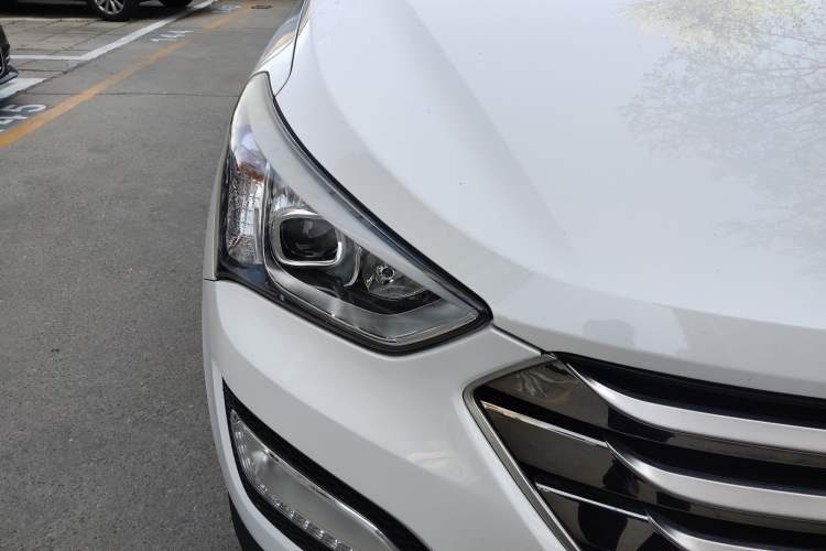 Used Hyundai Santa Fe 2015 2.0T Automatic Two-Wheel Drive Smart Version 5 Seats Right Front Headlight