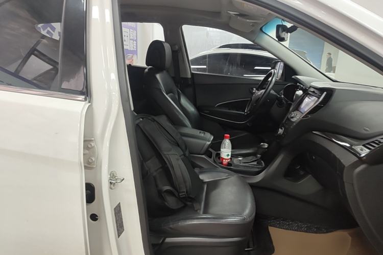 Used Hyundai Santa Fe 2015 2.0T Automatic All-Wheel Drive Smart Version 5 Seats Right Front Seat