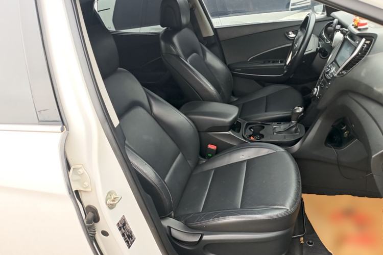 Used Hyundai Santa Fe 2015 2.0T Automatic Two-Wheel Drive Smart Version 5 Seats Right Front Seat