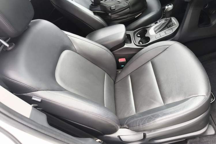 Used Hyundai Santa Fe 2015 2.4L Automatic Two-Wheel Drive Smart Version 5 Seats Right Front Seat