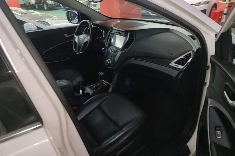 Used Hyundai Santa Fe 2015 2.4L Automatic All-Wheel Drive Smart Version 5 Seats Right Front Seat