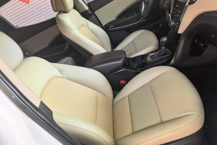 Used Hyundai Santa Fe 2015 2.4L Automatic Two-Wheel Drive Comfort Edition 5 Seats Right Front Seat