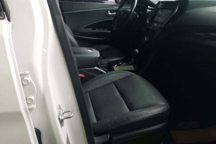 Used Hyundai Santa Fe 2015 2.4L Automatic All-Wheel Drive Smart Version 5 Seats Right Front Seat