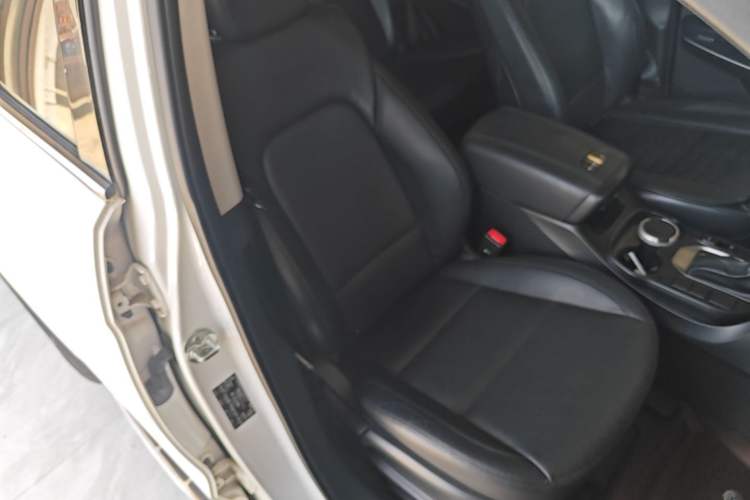 Used Hyundai Santa Fe 2015 2.4L Automatic All-Wheel Drive Smart Version 5 Seats Right Front Seat