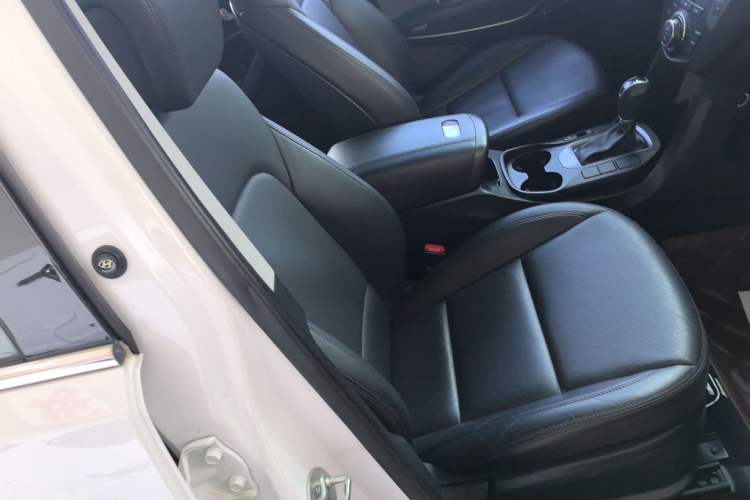 Used Hyundai Santa Fe 2015 2.0T Automatic All-Wheel Drive Smart Version 5 Seats Right Front Seat