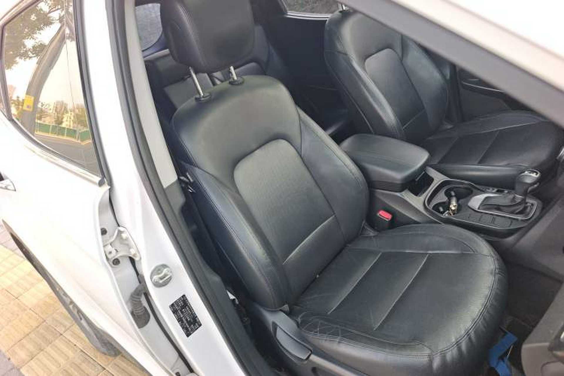 Used Hyundai Santa Fe 2015 2.0T Automatic Two-Wheel Drive Smart Version 5 Seats Right Front Seat