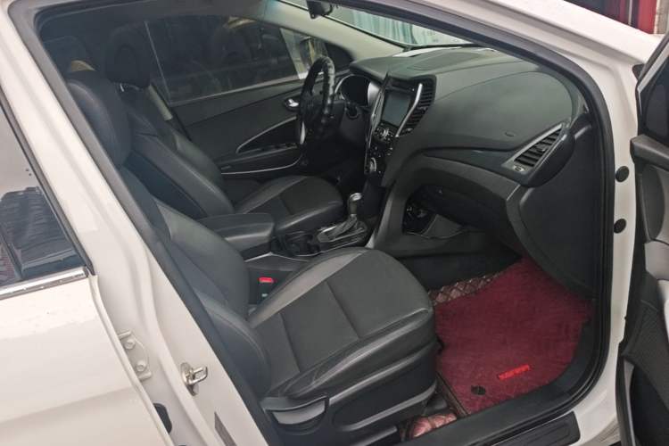 Used Hyundai Santa Fe 2015 2.4L Automatic Two-Wheel Drive Smart Version 5 Seats Right Front Seat