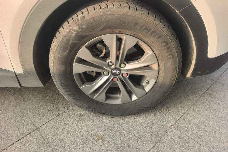 Used Hyundai Santa Fe 2015 2.4L Automatic All-Wheel Drive Smart Version 5 Seats Right Front Wheel Hub