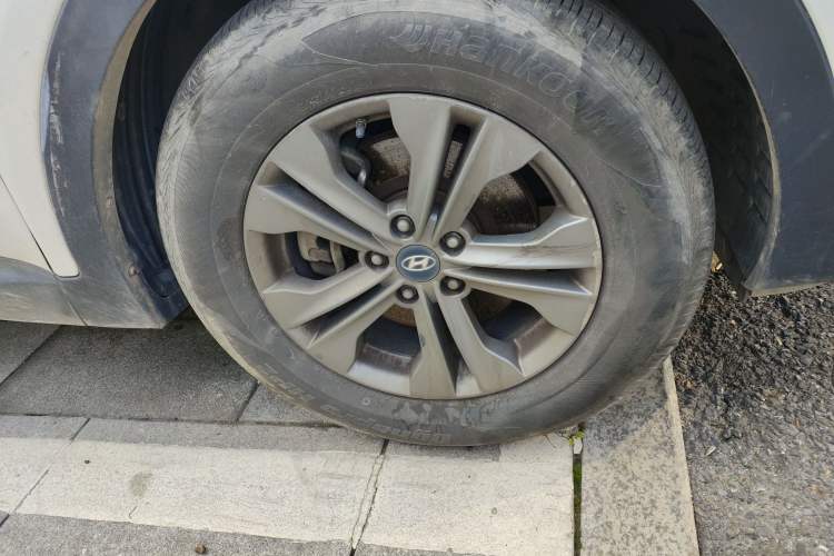 Used Hyundai Santa Fe 2015 2.0T Automatic Two-Wheel Drive Smart Version 5 Seats Right Front Wheel Hub