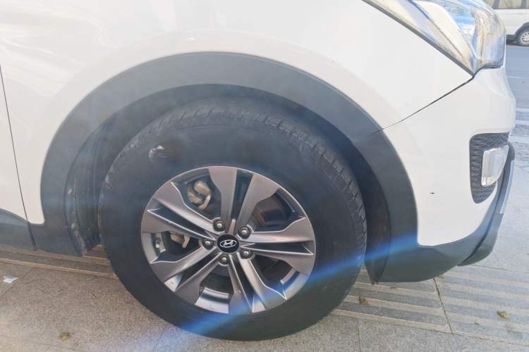 Used Hyundai Santa Fe 2015 2.0T Automatic Two-Wheel Drive Smart Version 5 Seats Right Front Wheel Hub