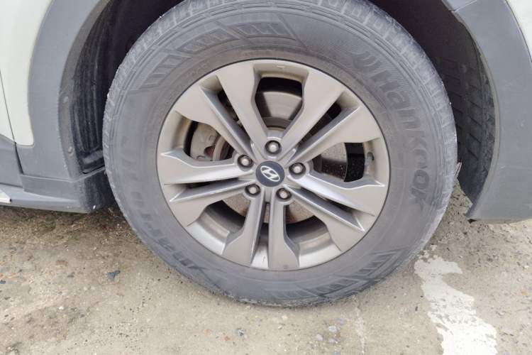 Used Hyundai Santa Fe 2015 2.4L Automatic Two-Wheel Drive Smart Version 5 Seats Right Front Wheel Hub
