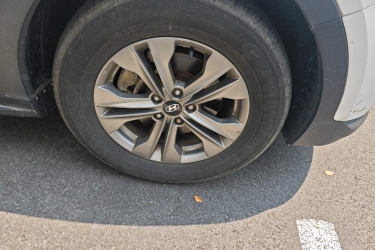 Used Hyundai Santa Fe 2015 2.4L Automatic Two-Wheel Drive Smart Version 5 Seats Right Front Wheel Hub