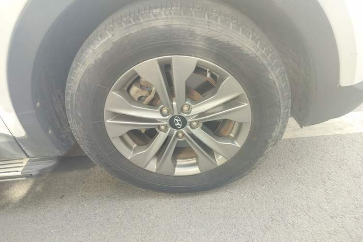 Used Hyundai Santa Fe 2015 2.4L Automatic Two-Wheel Drive Smart Version 5 Seats Right Front Wheel Hub