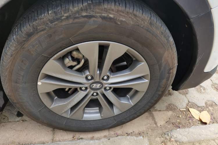 Used Hyundai Santa Fe 2015 2.0T Automatic Two-Wheel Drive Smart Version 5 Seats Right Front Wheel Hub