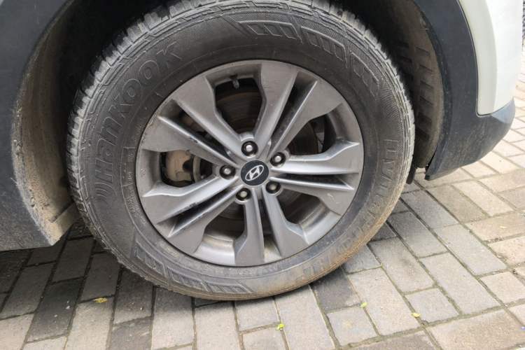 Used Hyundai Santa Fe 2015 2.0T Automatic Two-Wheel Drive Smart Version 5 Seats Right Front Wheel Hub