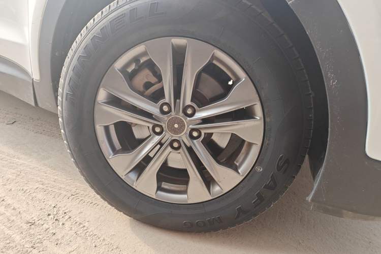 Used Hyundai Santa Fe 2015 2.0T Automatic Two-Wheel Drive Smart Version 5 Seats Right Front Wheel Hub