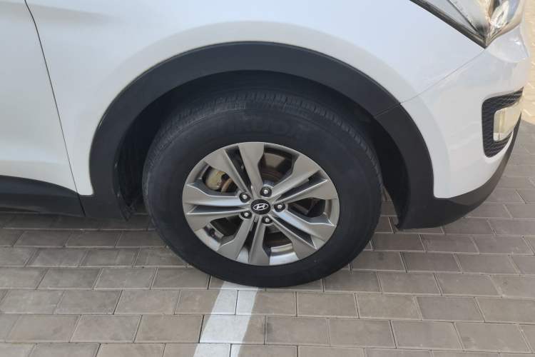 Used Hyundai Santa Fe 2015 2.4L Automatic All-Wheel Drive Smart Version 5 Seats Right Front Wheel Hub