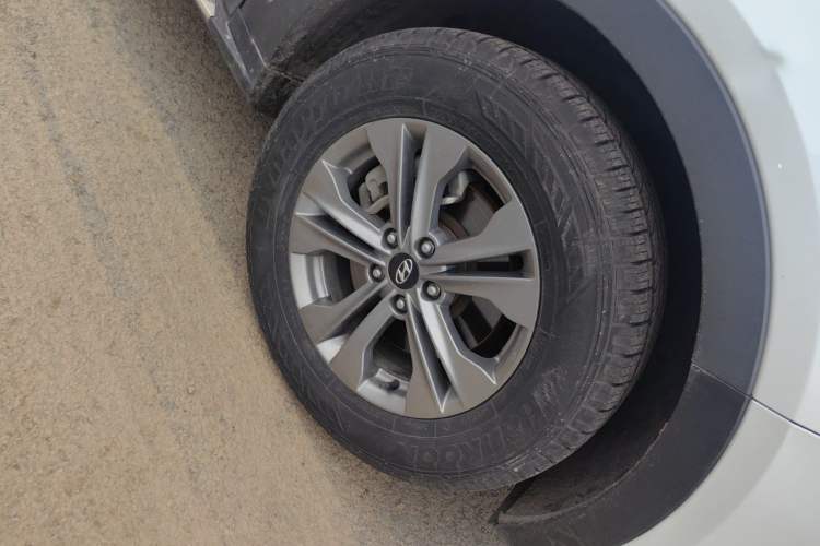 Used Hyundai Santa Fe 2015 2.0T Automatic Two-Wheel Drive Smart Version 5 Seats Right Front Wheel Hub