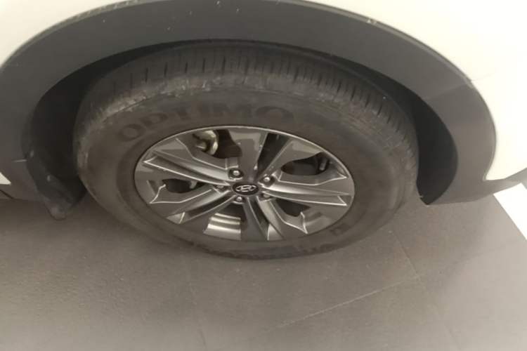 Used Hyundai Santa Fe 2015 2.4L Automatic All-Wheel Drive Smart Version 5 Seats Right Front Wheel Hub