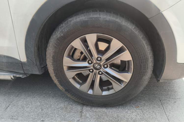 Used Hyundai Santa Fe 2015 2.0T Automatic Two-Wheel Drive Smart Version 5 Seats Right Front Wheel Hub