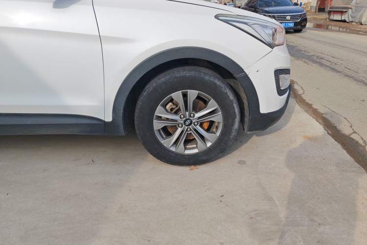 Used Hyundai Santa Fe 2015 2.4L Automatic Two-Wheel Drive Smart Version 5 Seats Right Front Wheel Hub