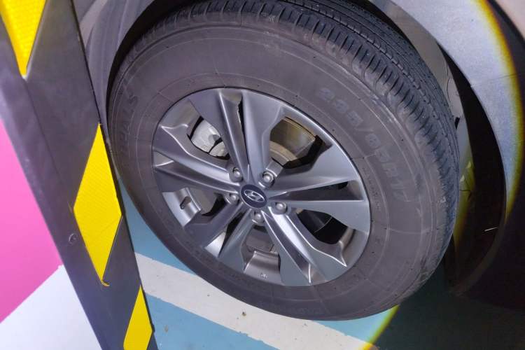 Used Hyundai Santa Fe 2015 2.0T Automatic Two-Wheel Drive Smart Version 5 Seats Right Front Wheel Hub