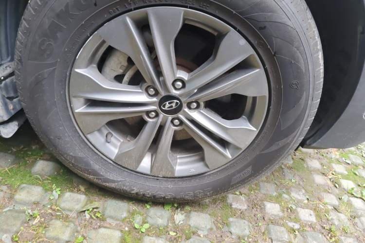 Used Hyundai Santa Fe 2015 2.4L Automatic Two-Wheel Drive Smart Version 5 Seats Right Front Wheel Hub
