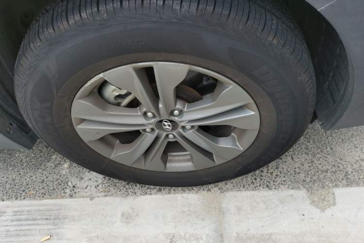 Used Hyundai Santa Fe 2015 2.4L Automatic Two-Wheel Drive Smart Version 5 Seats Right Front Wheel Hub