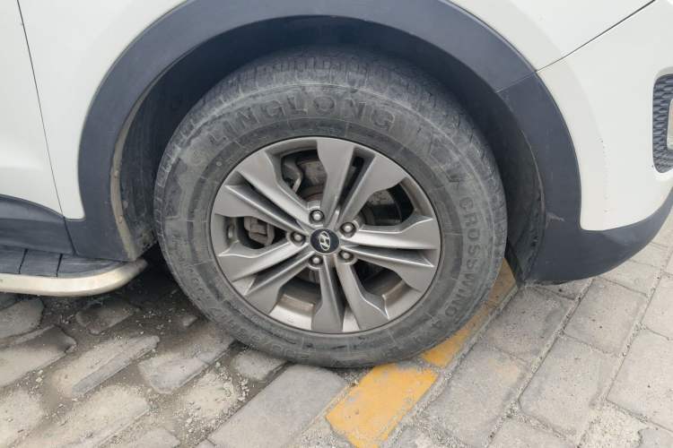 Used Hyundai Santa Fe 2015 2.4L Automatic Two-Wheel Drive Smart Version 5 Seats Right Front Wheel Hub