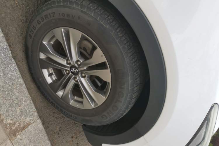 Used Hyundai Santa Fe 2015 2.0T Automatic 4x4 Smart 7-Seater Right Front Wheel Hub