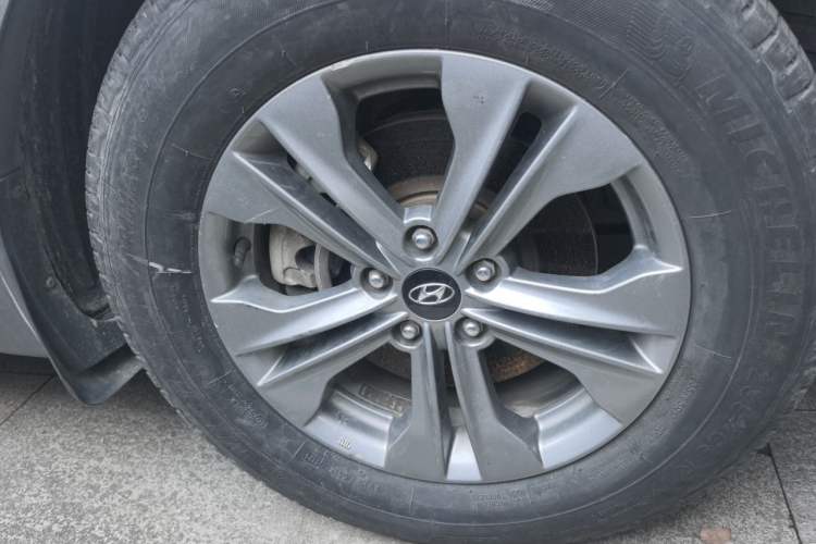 Used Hyundai Santa Fe 2015 2.0T Automatic All-Wheel Drive Smart Version 5 Seats Right Front Wheel Hub