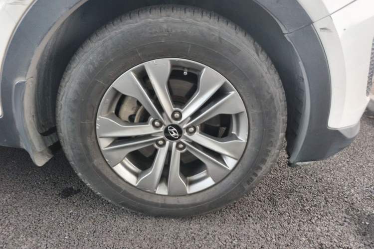 Used Hyundai Santa Fe 2015 2.0T Automatic Two-Wheel Drive Smart Version 5 Seats Right Front Wheel Hub