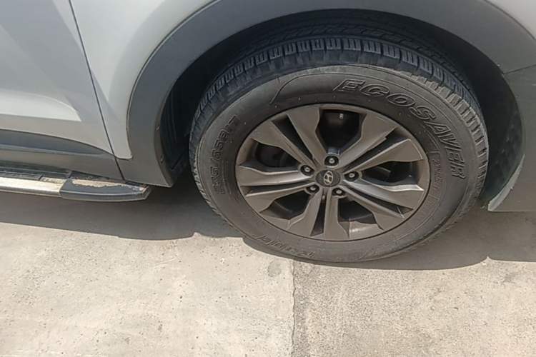 Used Hyundai Santa Fe 2015 2.0T Automatic Two-Wheel Drive Smart Version 5 Seats Right Front Wheel Hub
