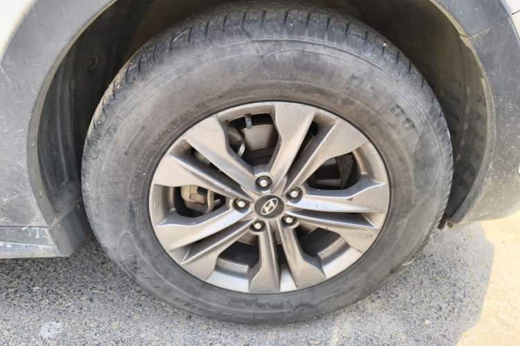 Used Hyundai Santa Fe 2015 2.0T Automatic 4x4 Smart 7-Seater Right Front Wheel Hub
