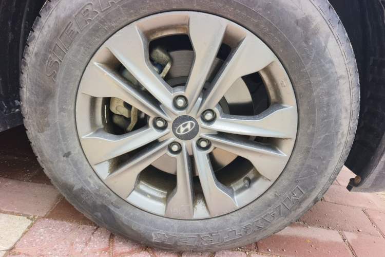 Used Hyundai Santa Fe 2015 2.0T Automatic Two-Wheel Drive Comfort Version 5 Seats Right Front Wheel Hub