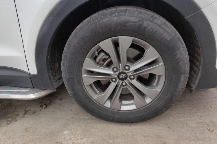 Used Hyundai Santa Fe 2015 2.0T Automatic All-Wheel Drive Smart Version 5 Seats Right Front Wheel Hub
