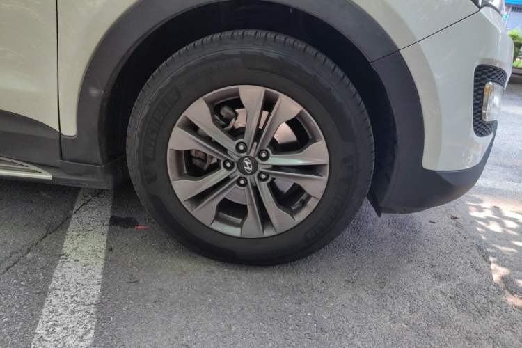 Used Hyundai Santa Fe 2015 2.0T Automatic Two-Wheel Drive Smart Version 5 Seats Right Front Wheel Hub