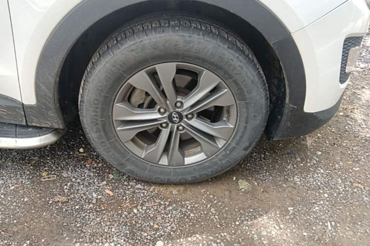 Used Hyundai Santa Fe 2015 2.4L Automatic Two-Wheel Drive Smart Version 5 Seats Right Front Wheel Hub