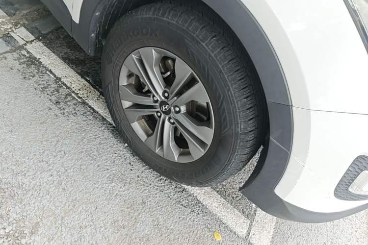 Used Hyundai Santa Fe 2015 2.4L Automatic All-Wheel Drive Smart Version 5 Seats Right Front Wheel Hub