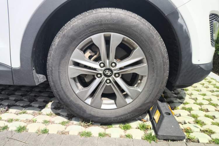 Used Hyundai Santa Fe 2015 2.4L Automatic Two-Wheel Drive Smart Version 5 Seats Right Front Wheel Hub