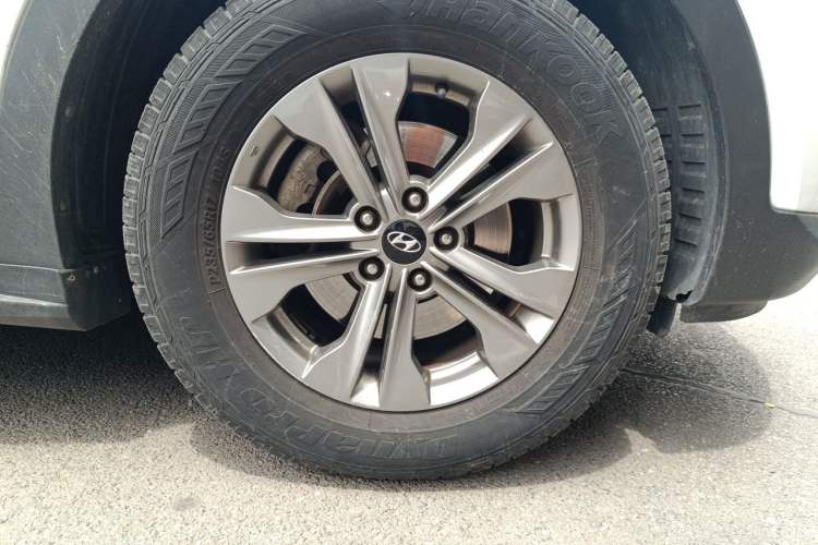 Used Hyundai Santa Fe 2015 2.0T Automatic All-Wheel Drive Smart Version 5 Seats Right Front Wheel Hub