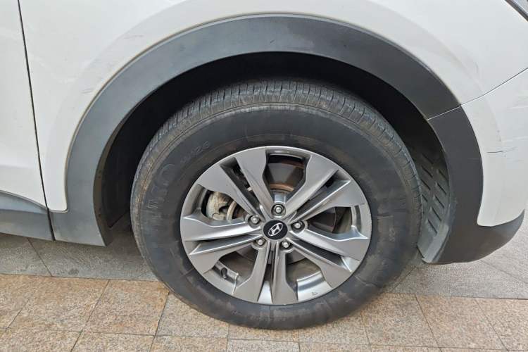 Used Hyundai Santa Fe 2015 2.0T Automatic 4x4 Smart 7-Seater Right Front Wheel Hub