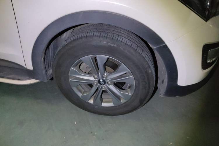 Used Hyundai Santa Fe 2015 2.4L Automatic Two-Wheel Drive Smart Version 5 Seats Right Front Wheel Hub