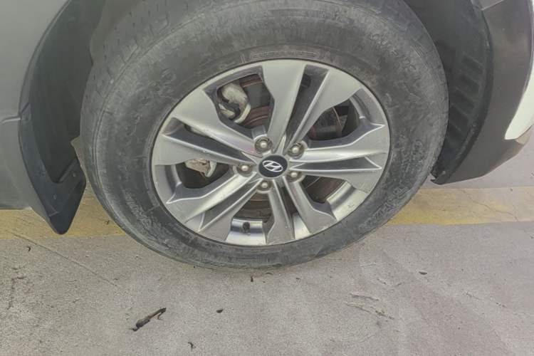 Used Hyundai Santa Fe 2015 2.4L Automatic All-Wheel Drive Smart Version 5 Seats Right Front Wheel Hub