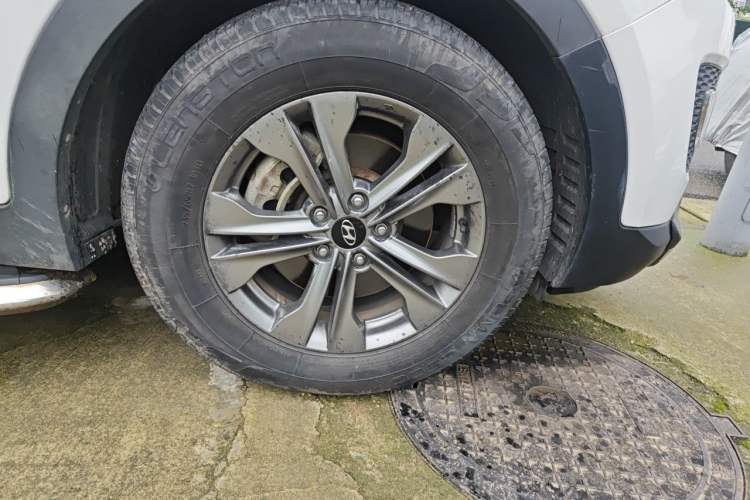 Used Hyundai Santa Fe 2015 2.0T Automatic Two-Wheel Drive Smart Version 5 Seats Right Front Wheel Hub