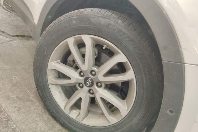 Used Hyundai Santa Fe 2015 2.0T Automatic 4x4 Top-Grade 7-Seater Right Front Wheel Hub
