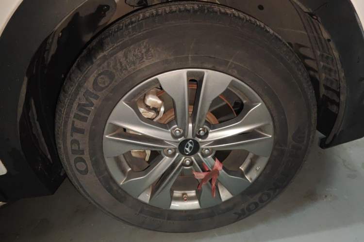 Used Hyundai Santa Fe 2015 2.0T Automatic 4x4 Smart 7-Seater Right Front Wheel Hub